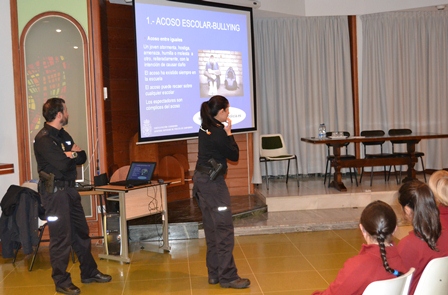 Charla policia sobre internet